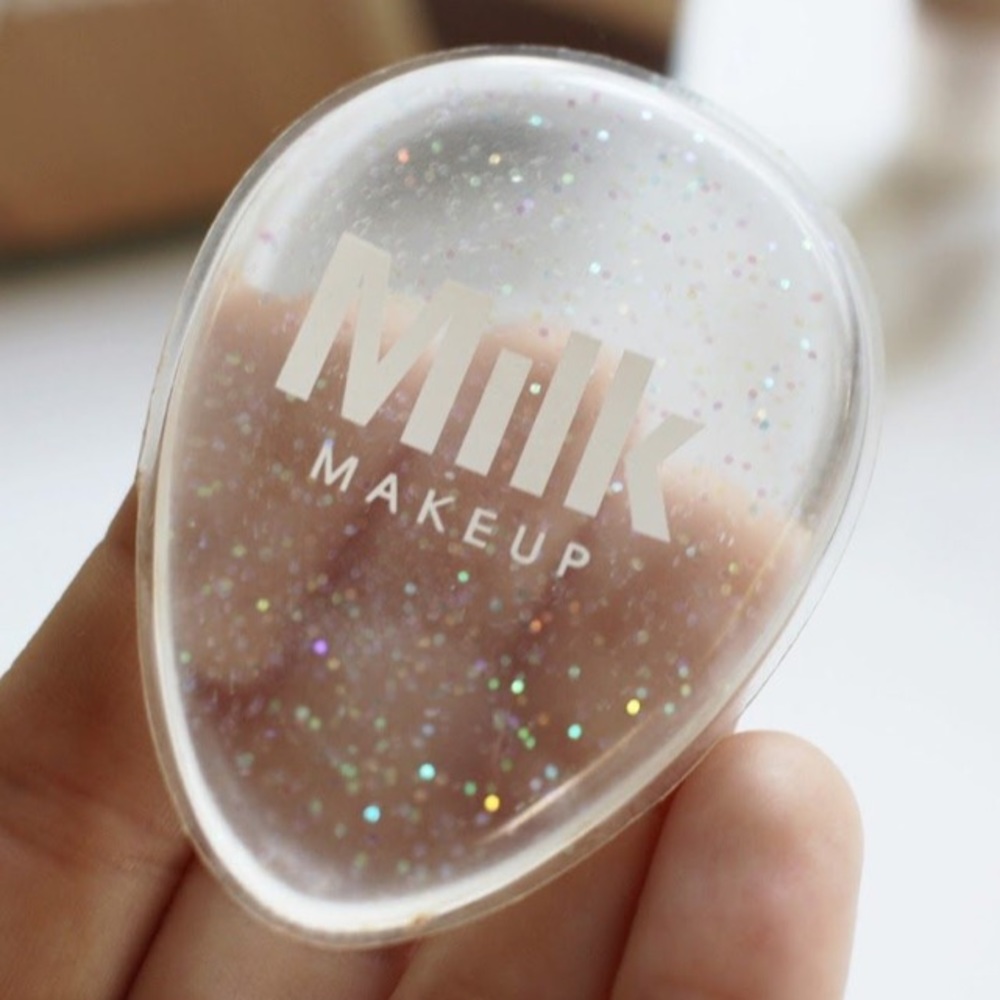 Milk foundation blend applicator